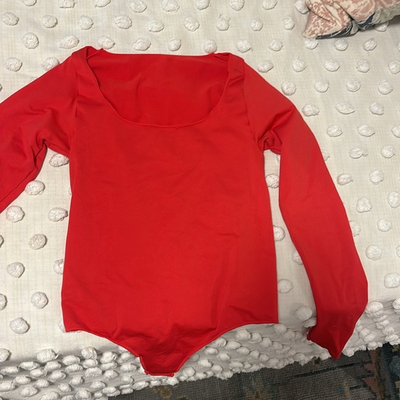 Skims Essentials Scoop Neck Bodysuit in Red- Size Small - Picture 4 of 6